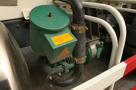 联合U系&nbsp;粉粒物料运输车底盘图片