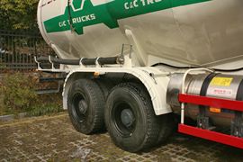 联合U系&nbsp;粉粒物料运输车底盘图片