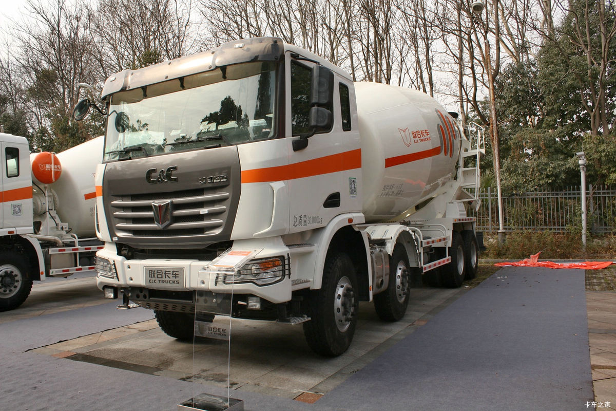 联合卡车U380 380马力 8X4 7.69方混凝土搅拌车
