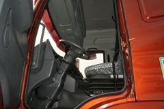 联合卡车 V340重卡 2015款 340马力 6X2 LNG牵引车(SQR4252N6ZT2-3)