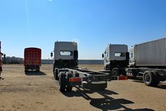 东风商用车 天龙重卡 245马力 6X2 9.6米厢式载货车底盘(DFL5253XXYAX1B)