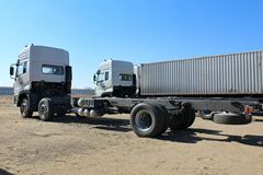 东风商用车 天龙重卡 245马力 6X2 9.6米厢式载货车底盘(DFL5253XXYAX1B)