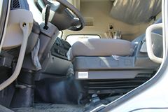 东风商用车 天龙重卡 245马力 6X2 9.6米厢式载货车底盘(DFL5253XXYAX1B)