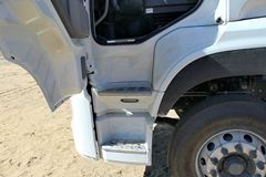 东风商用车 天龙重卡 245马力 6X2 9.6米厢式载货车底盘(DFL5253XXYAX1B)