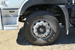 东风商用车 天龙重卡 245马力 6X2 9.6米厢式载货车底盘(DFL5253XXYAX1B)