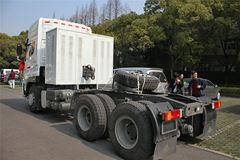 中国重汽 斯太尔D7B重卡 340马力 6X4 LNG牵引车(ZZ4253N3841E1L)