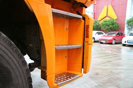 重汽HOWO轻卡底盘&nbsp;粉粒物料运输车外观图片