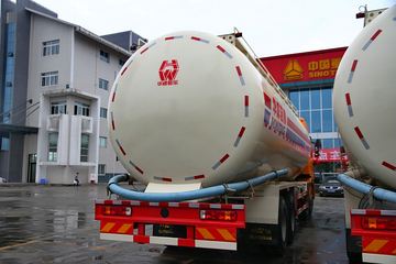 重汽HOWO轻卡底盘&nbsp;粉粒物料运输车外观图片