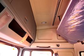 重汽HOWO轻卡底盘&nbsp;粉粒物料运输车驾驶室图片