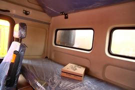 重汽HOWO轻卡底盘&nbsp;粉粒物料运输车驾驶室图片