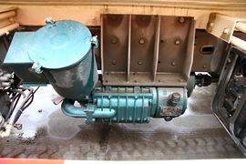 重汽HOWO轻卡底盘&nbsp;粉粒物料运输车上装图片