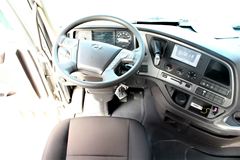 四川现代 创虎XCIENTP520重卡 520马力 6X4 AMT自动挡牵引车(CHM4251KPQ49M)