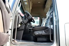 四川现代 创虎XCIENTP520重卡 520马力 6X4 AMT自动挡牵引车(CHM4251KPQ49M)