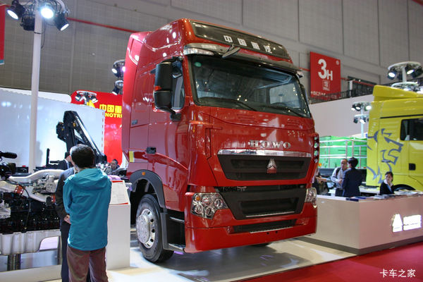 中国重汽 HOWO T7H重卡 440马力 6X4牵引车(16挡)