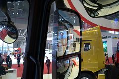 东风柳汽 乘龙H7重卡 320马力 8X4载货车底盘(豪华版)(LZ1311QELAT)