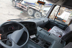 华菱 重卡 300马力 6X4 5.6米自卸车(HN3250B34C6M4)