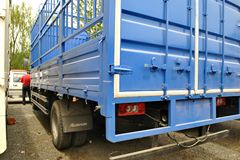 福田 欧马可5系中卡 170马力 4X2 7.8米仓栅式载货车(BJ5169XXY-F2)