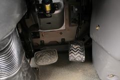 东风华神 御虎中卡 180马力 4X2 6.8米仓栅式载货车(DFS5168CCYL1)