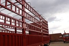 东风华神 御虎中卡 190马力 6X2 7.2米仓栅式载货车(EQ5253CCYF1)