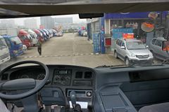 华菱之星 重卡 300马力 8X4 9.6米载货车底盘(HN1310C27D6M4J)