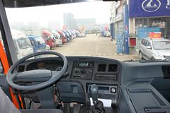 华菱之星 重卡 300马力 8X4 9.6米载货车底盘(HN1310C27D6M4J)