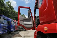东风柳汽 乘龙M5 240马力 6X2 9.6米厢式载货车(LZ5250XXYM5CA)
