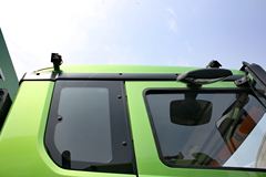 陕汽重卡 德龙X3000 336马力 6X4 5.6米新型渣土车(SX32565R384)