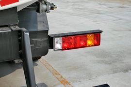 德龙F2000&nbsp;洒水车/喷洒车底盘图片