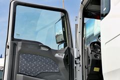 中国重汽 汕德卡SITRAK C7H重卡 360马力 4X2牵引车(危化运输)(ZZ4186V361HE1W)
