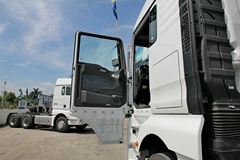 中国重汽 汕德卡SITRAK C7H重卡 360马力 4X2牵引车(危化运输)(ZZ4186V361HE1W)