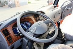 东风 多利卡D8 136马力 4X2 6.12米排半栏板载货车(DFA1140L11D6)