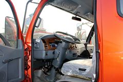 东风 多利卡D8 136马力 4X2 6.12米排半栏板载货车(DFA1140L11D6)