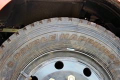 东风 多利卡D8 136马力 4X2 6.12米排半栏板载货车(DFA1140L11D6)