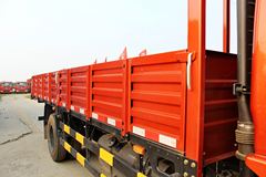 东风 多利卡D8 136马力 4X2 6.12米排半栏板载货车(DFA1140L11D6)