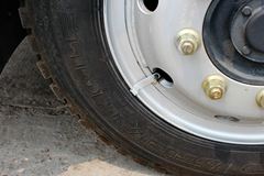 东风 多利卡D9中卡 160马力 4X2 6.2米栏板载货车(DFA1140L10D6)