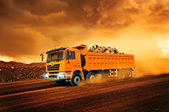 陕汽重卡 德龙F3000 336马力 8X4 7米自卸车(长途版)(SX3316DR326) 陕汽重卡 德龙F3000 336马力 8X4 7米自卸车(长途版)(SX3316DR326)