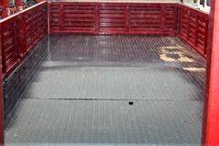 跃进 超越C500中卡 180马力 4X2 6.7米排半栏板载货车(NJ1131ZQDDWZ)