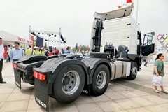 沃尔沃 新FM重卡 460马力 6X2R牵引车(后提升桥)