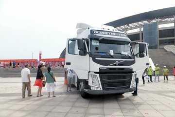 沃尔沃 新FM重卡 460马力 6X2R牵引车(后提升桥)