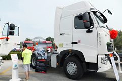 中国重汽 HOWO T7H重卡 440马力 6X4牵引车(白色)(ZZ4257V324HD1B)
