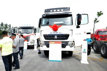 中国重汽 HOWO T7H重卡 440马力 6X4牵引车(ZZ4257V324HD1B)