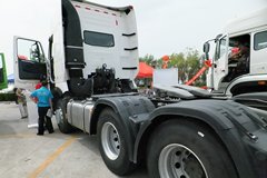 中国重汽 HOWO T7H重卡 440马力 6X4牵引车(白色)(ZZ4257V324HD1B)