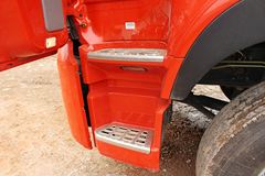 东风商用车 天龙重卡 245马力 6X2 9.6米排半厢式载货车(DFL5253XXYAX1B)
