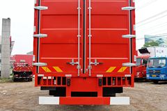 东风商用车 天龙重卡 245马力 6X2 9.6米排半厢式载货车(DFL5253XXYAX1B)