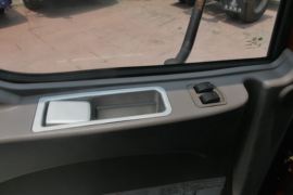 乘龙M3&nbsp;牵引车驾驶室                                               图片