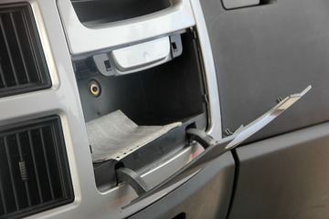 һ����� J6L�п� 220���� 4X2ǣ����ͼƬ