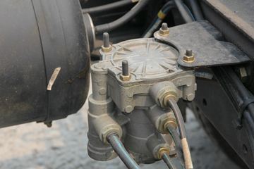 һ����� J6L�п� 220���� 4X2ǣ����ͼƬ