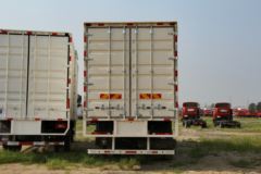 福田 欧曼ETX 5系重卡 230马力 6X2 9.5米厢式载货车(BJ5252XXX-XC)