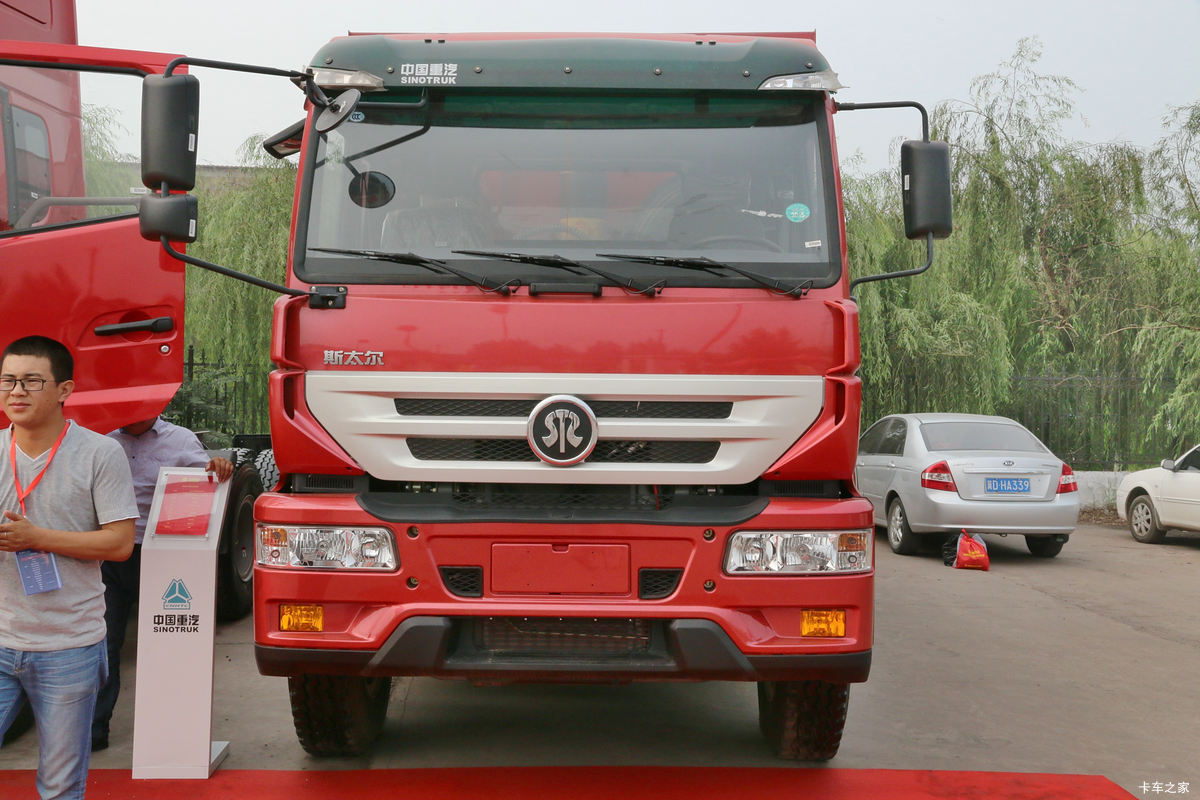 中国重汽 斯太尔M5G重卡 340马力 6X4 5.6米自卸车