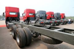 中国重汽 斯太尔M5G重卡 310马力 8X4 9.6米仓栅式载货车(ZZ1313N466GD1)